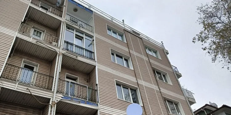 Kavga ettiği ablasını bıçakladı, beşinci kattan atladı