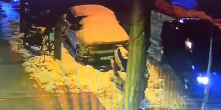 Cadde ortasında ateş edip husumetlisini yaraladı