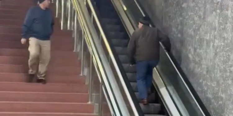 Bursa’da yürüyen merdivenlere ters bindi