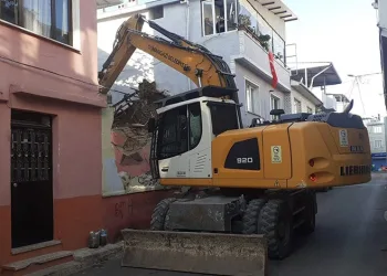 Tehlike saçan metruk bina yıkıldı