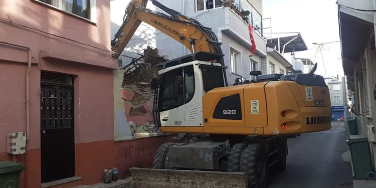 Tehlike saçan metruk bina yıkıldı