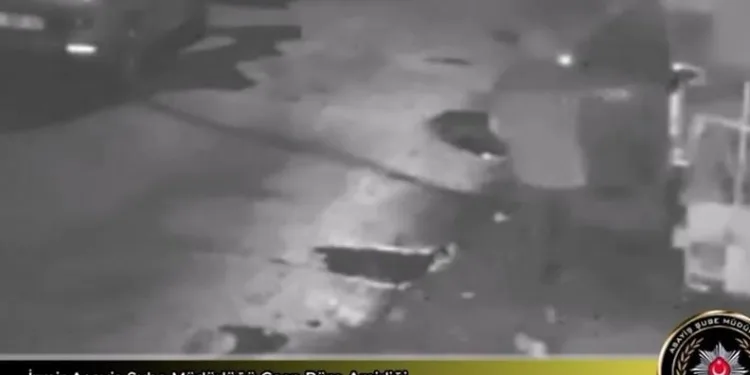 İzmir’de eve silahlı saldırı kameraya yansıdı
