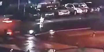 Yoldan karşıya geçmeye çalışan kadına otomobil çarptı