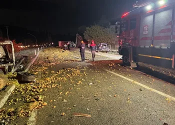 Freni boşalan kamyon 7 aracı biçti: 3 ölü, 7 yaralı