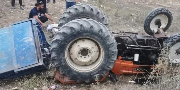 Traktör devrildi, baba öldü kızı yaralandı