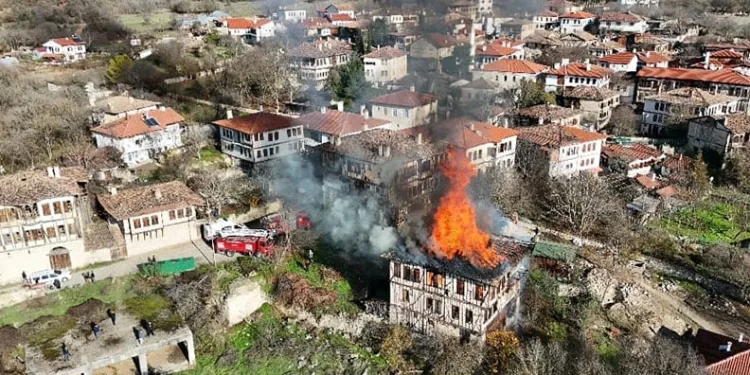 350 yıllık tarihi konak alev alev yandı