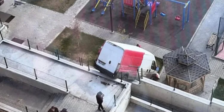 Kargo aracı çocuk parkına devrildi
