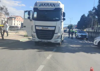 Bursa’da telefonla konuşurken TIR’ın altında kaldı