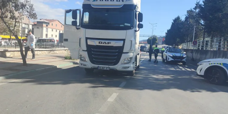 Bursa’da telefonla konuşurken TIR’ın altında kaldı