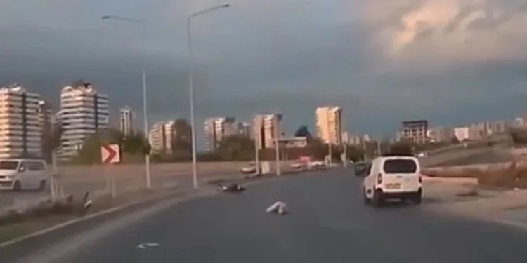 Motosiklet refüje çarptı: 2 yaralı