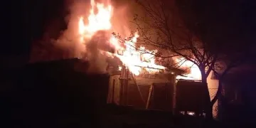 Odunluk ve müştemilat alev alev yandı