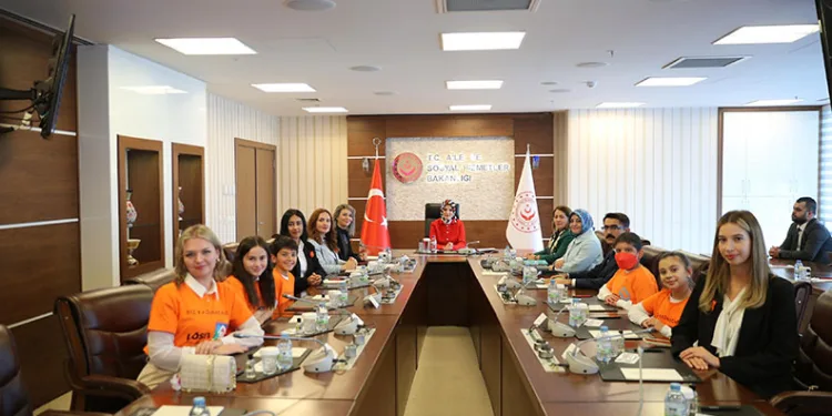 Göktaş, tedavi sonrası kanseri yenen çocuklarla bir araya geldi