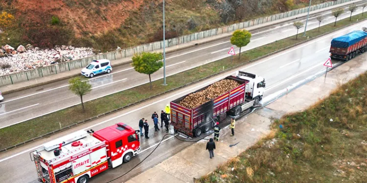 Aşırı yük TIR’ın lastiklerini tutuşturdu