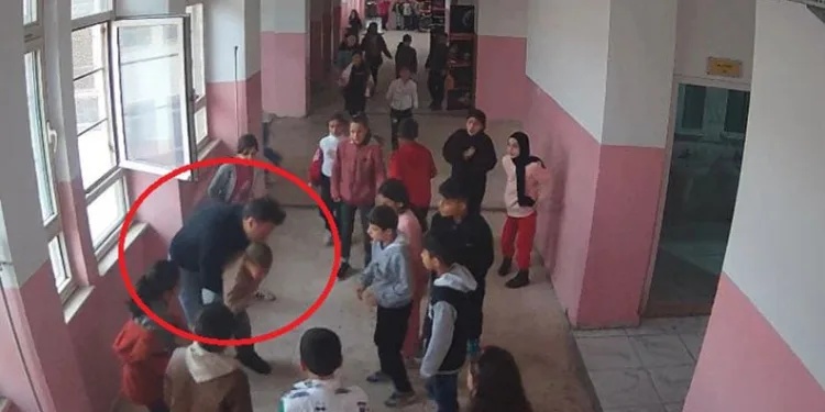 Boğazına şeker kaçan öğrenciyi öğretmeni kurtardı