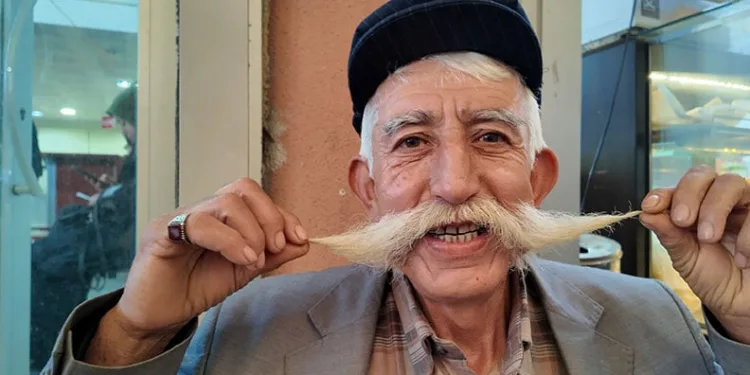 Bıyıklarını beş yıldır uzatıyor