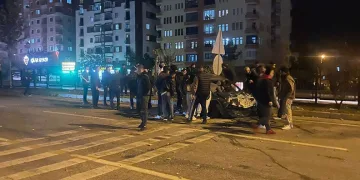 Demir bariyerlere çarpan otomobilin sürücüsü yaralandı