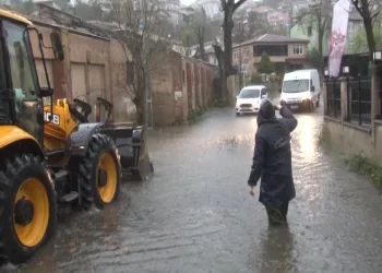 İstanbul’u şiddetli yağış ve fırtına esir aldı