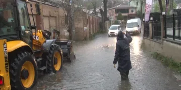 İstanbul’u şiddetli yağış ve fırtına esir aldı
