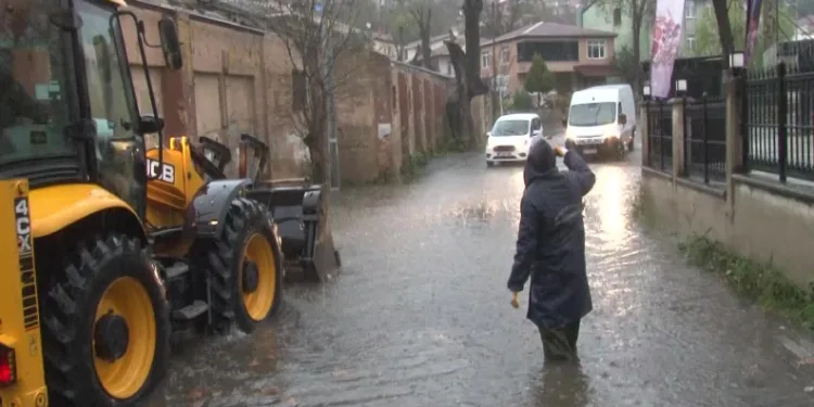 İstanbul’u şiddetli yağış ve fırtına esir aldı