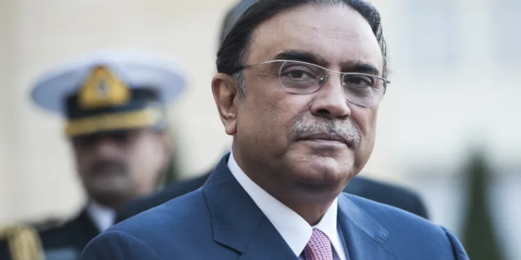 Pakistan Cumhurbaşkanı Zardari’nin bacağı kırıldı