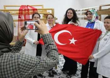 Mekik ve ilmeklerle bayrak dokudular