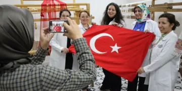 Mekik ve ilmeklerle bayrak dokudular