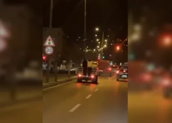 Kamyonet arkasına asılıp, ölüme davetiye çıkardılar