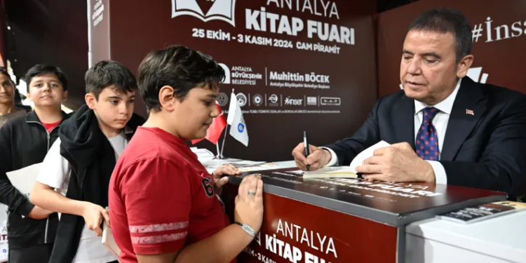 Yerel yazarlar okurlarıyla buluşuyor