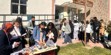 Güneşli bir günde kitap okuma etkinliği