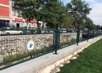Dere kenarlarında korkuluk çalışması
