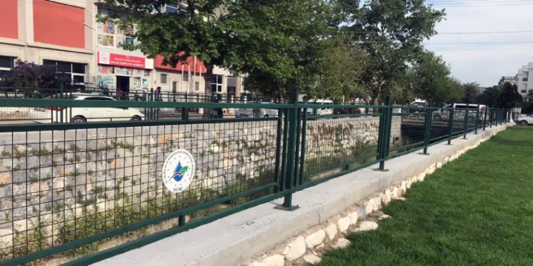 Dere kenarlarında korkuluk çalışması