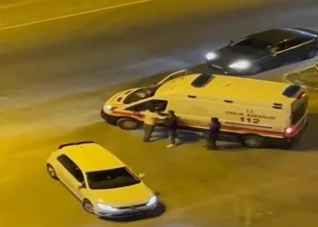 “Beni tanıyor musun?” diyerek camı yumrukladı