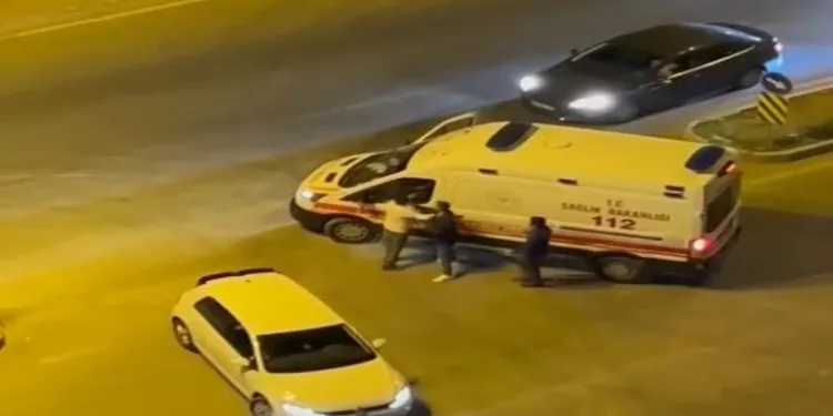 “Beni tanıyor musun?” diyerek camı yumrukladı