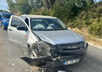 Manavgat’ta kamyonet ile otomobil çarpıştı: 3 yaralı