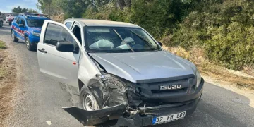 Manavgat’ta kamyonet ile otomobil çarpıştı: 3 yaralı