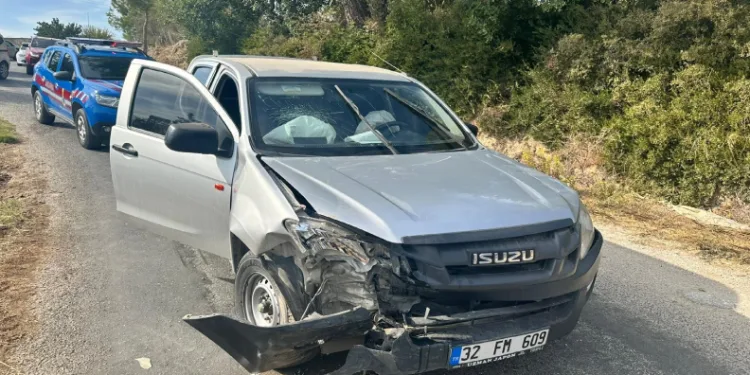 Manavgat’ta kamyonet ile otomobil çarpıştı: 3 yaralı