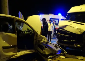 ‘Dur’ tabelasına uymayan araç minibüsle çarpıştı