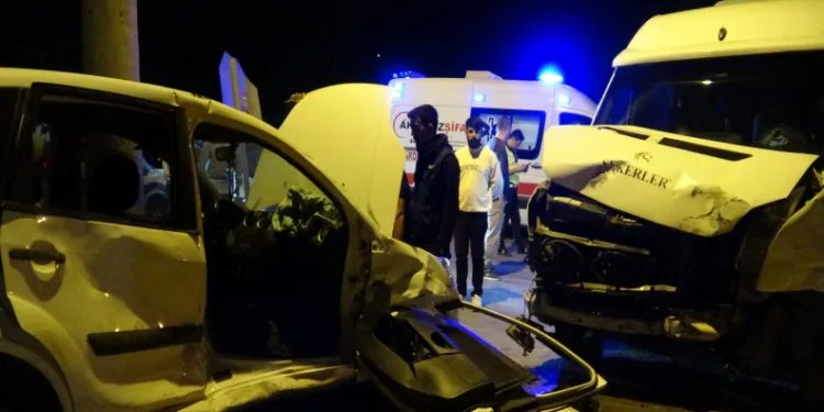 ‘Dur’ tabelasına uymayan araç minibüsle çarpıştı