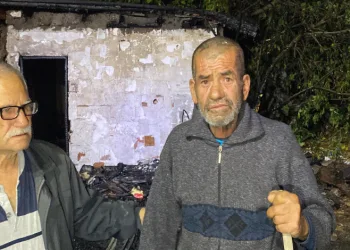 Metruk evde çıkan yangın, yaşlı adamı evsiz bıraktı