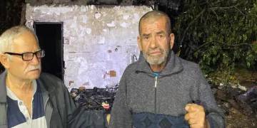 Metruk evde çıkan yangın, yaşlı adamı evsiz bıraktı