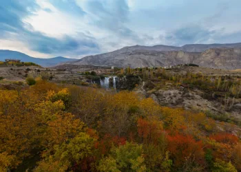 Tortum Şelalesi’nde güz ile gelen güzellik