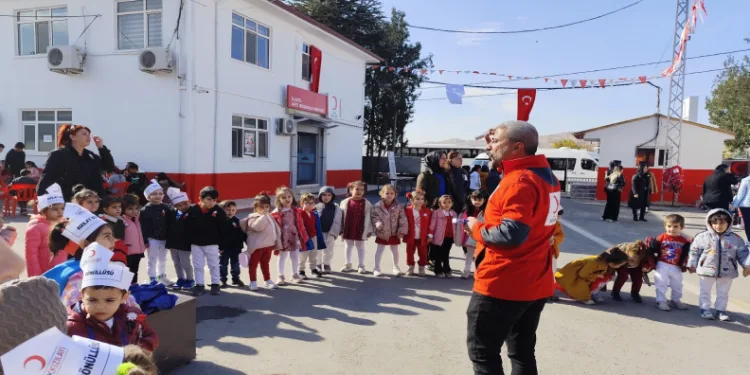 Miniklerden Kızılay’a ziyaret
