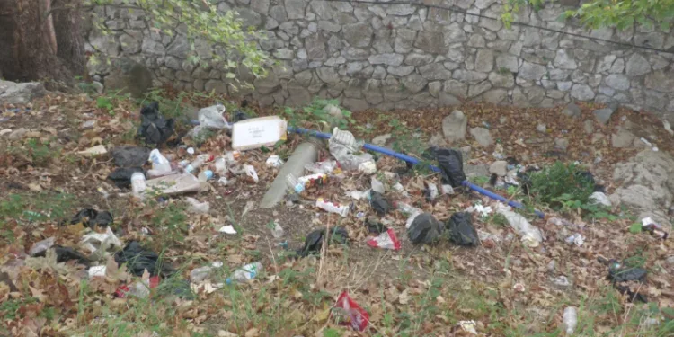 Akşam temizleniyor sabah yine aynı manzara