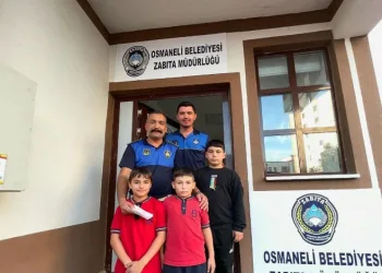 Yerde buldukları parayı zabıtaya teslim ettiler