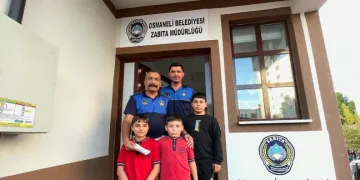 Yerde buldukları parayı zabıtaya teslim ettiler