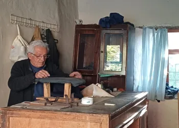73 yıllık mesleğine son verdi