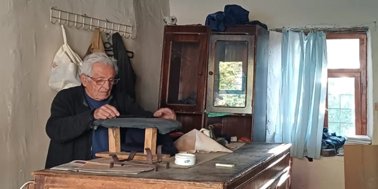 73 yıllık mesleğine son verdi