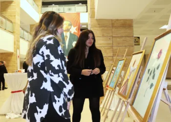 Yükümlülerin yaptığı ebru ve resimler göz doldurdu