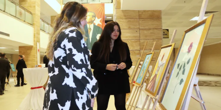 Yükümlülerin yaptığı ebru ve resimler göz doldurdu
