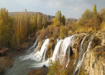 Muradiye Şelalesi’nde sonbahar güzelliği